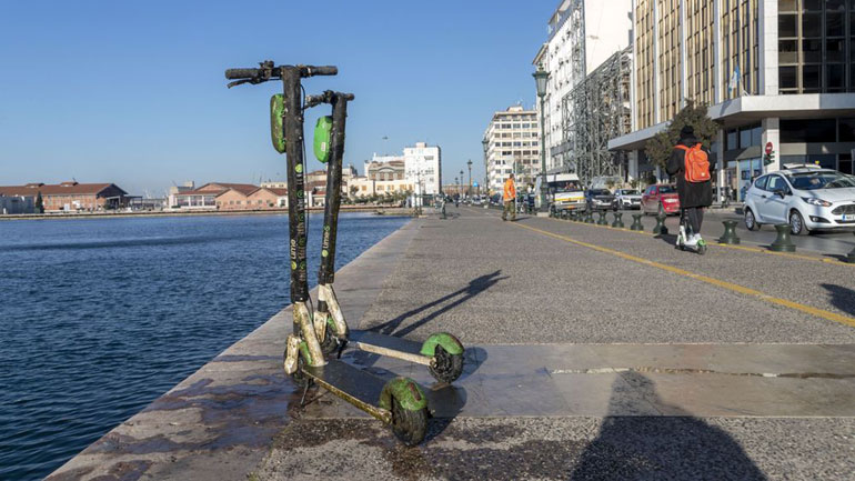 Δεύτερη επιχείρηση για την ανάσυρση ηλεκτρικών πατινιών από τα νερά του Θερμαϊκού
