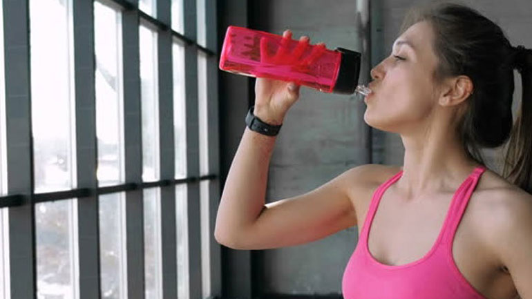 Πόσο νερό να πίνεις όταν ασκείσαι;