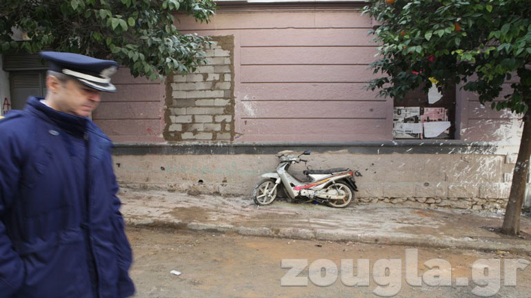 Συνολικά 21 συλλήψεις από την επιχείρηση στο Κουκάκι – Ένταση έξω από την Ευελπίδων – Σφραγίζονται τα κτήρια