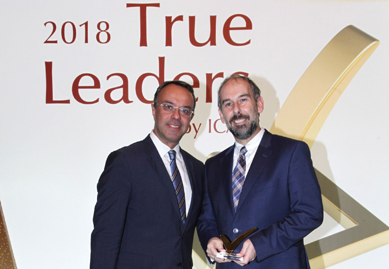 Το βραβείο στον Εμπορικό Διευθυντή Operating Leasing Ευάγγελο Φυτάλη (δεξιά) παρέδωσε ο Υπουργός Οικονομικών Χρήστος Σταϊκούρας