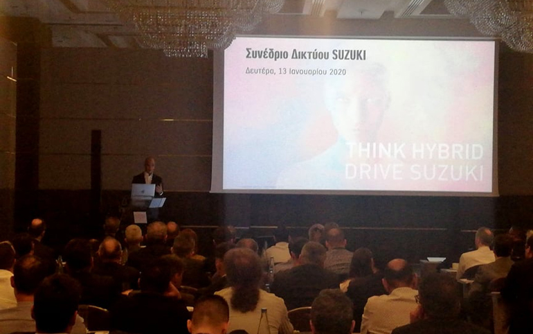 Σημερινή εικόνα από το συνέδριο της Suzuki. Στο βήμα ο Πρόεδρος του Ομίλου Σταύρος Τάκη