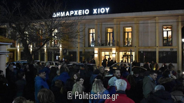 Επεισόδια στη Χίο – Έντονες αποδοκιμασίες κατά του Υφυπουργού Εργασίας Νότη Μηταράκη