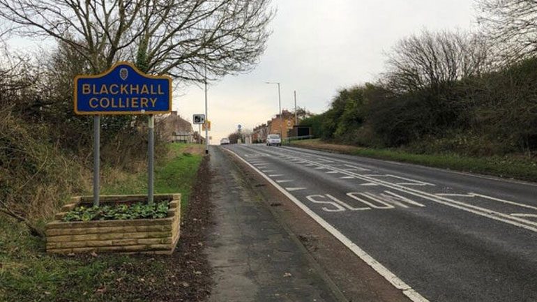 Λύθηκε το μυστήριο: Γιατί κάποιοι άφηναν πακέτα με χαρτονομίσματα στους δρόμους ενός χωριού στη Βρετανία