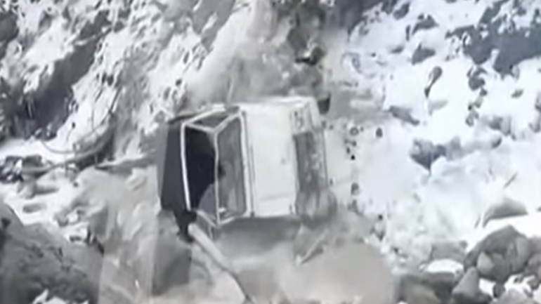 Συγκλονιστικές εικόνες: Θαμμένο στα χιόνια το αυτοκίνητο του επιχειρηματία Θεόδωρου Νιτσιάκου