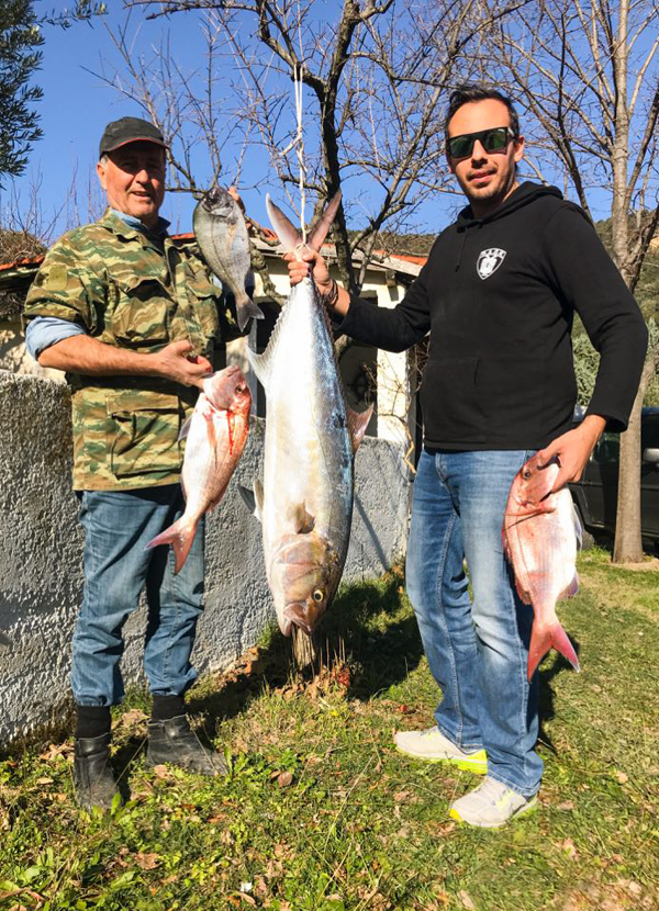 Δεξιά ο Βαγγέλης Παμπούκης και αριστερά ο νονός του Δημήτρης Κάλτσιος