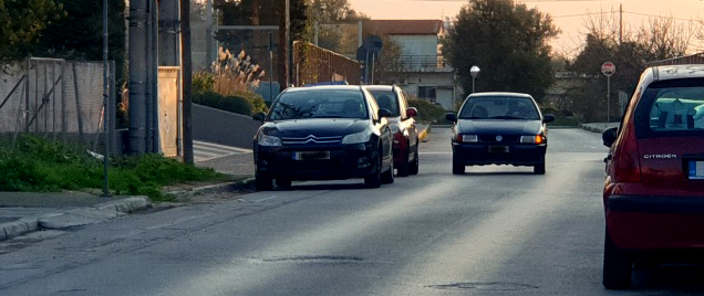 Ο άλλος πάει ανάποδα και το θεωρεί φυσιολογικό. Στη φωτό τα αυτοκίνητα που βρίσκονται αριστερά είναι όλα ανάποδα στο... δρόμο!