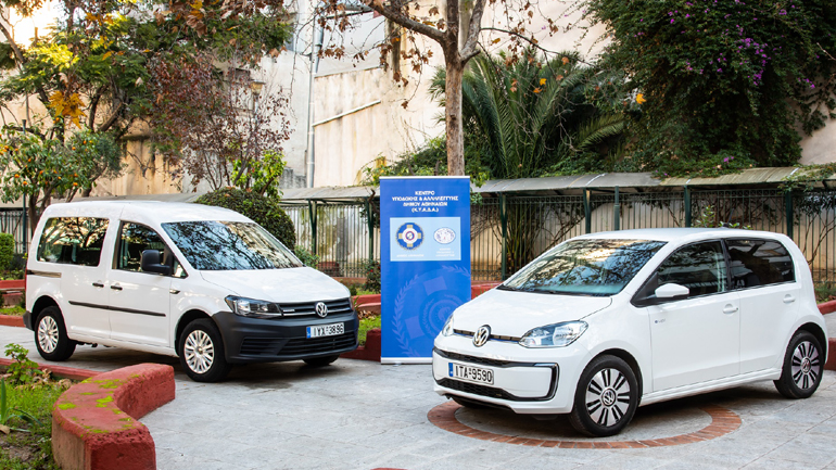 Η VW παρέδωσε στον Δήμο Αθηναίων δύο «πράσινα» αυτοκίνητα
