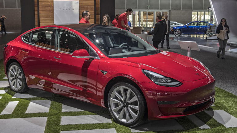 Τα αυτοκίνητα της Tesla θα μιλάνε στους πεζούς Τα αυτοκίνητα της Tesla θα μιλάνε στους πεζούς