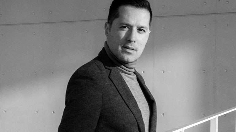 Ο Αδάμ Τσαρούχης στη μουσική σκηνή Σφίγγα!