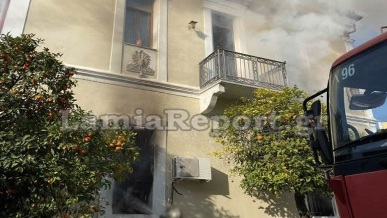 Στις φλόγες παλιό αρχοντικό σπίτι στη Στυλίδα