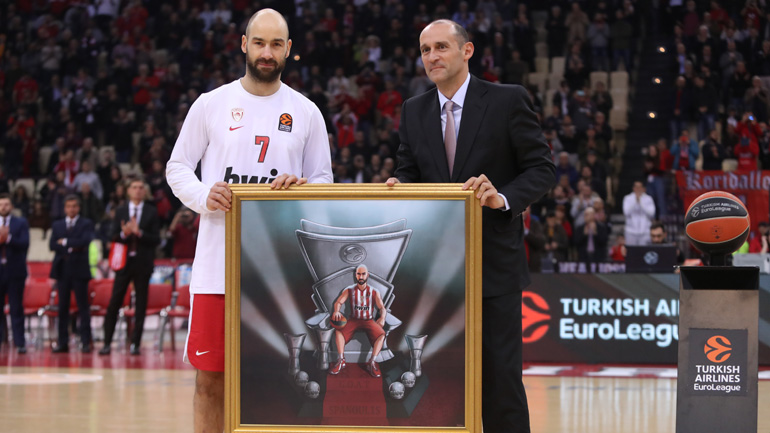 Η ΚΑΕ Ολυμπιακός βράβευσε τον Σπανούλη