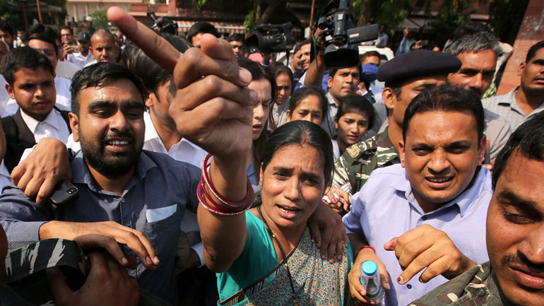 Ινδία: Επικυρώθηκε η θανατική ποινή για τους τέσσερις άνδρες που βίασαν και δολοφόνησαν φοιτήτρια