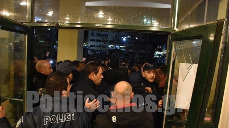 Χίος: Στον εισαγγελέα οι δύο συλληφθέντες στα επεισόδια στο δημαρχείο