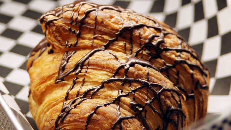 Σπιτικά κρουασάν με σοκολάτα για μικρούς και μεγάλους Σπιτικά κρουασάν με σοκολάτα για μικρούς και μεγάλους