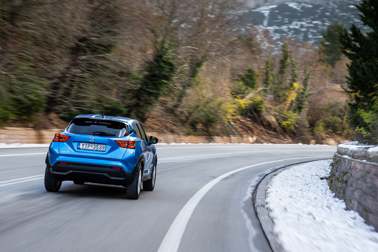 Πολλές καμπύλες και στο πίσω μέρος, κάτι που συναντούμε και στην τελευταία γενιά του Micra