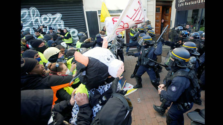 Ο Μακρόν στηλίτευσε τη συμπεριφορά των αστυνομικών προς τους διαδηλωτές