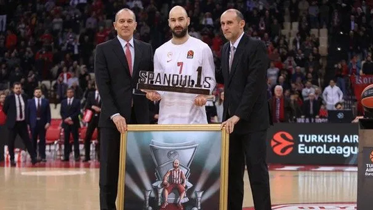 Η βράβευση του Σπανούλη από την ΚΑΕ Ολυμπιακός