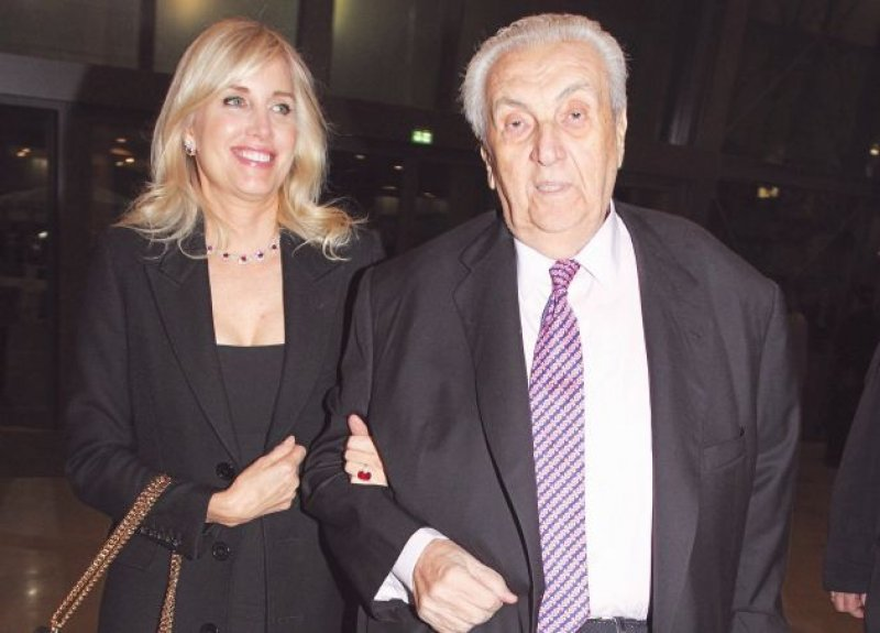 Με την τελευταία του σύντροφο, Λόρι Χολκόμπρ