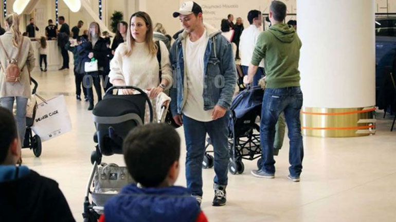 Νίκος Μίχας: Πρώτη δημόσια εμφάνιση με τη σύζυγο και το παιδί τους!