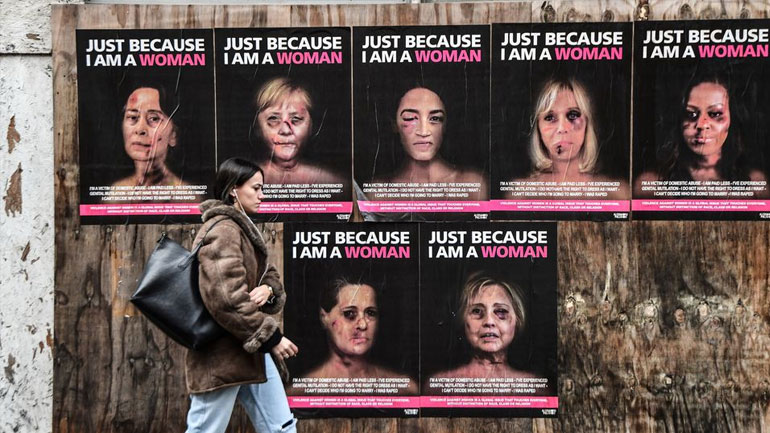 Τα γεμάτα μώλωπες πρόσωπα της Μπριζίτ Μακρόν και της Μισέλ Ομπάμα στους δρόμους του Μιλάνου