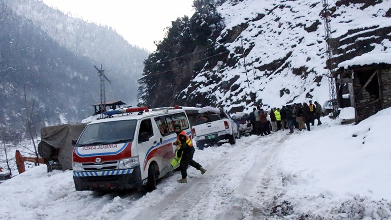 Πακιστάν: Ζωντανή βρέθηκε 12χρονη που παρέμεινε θαμμένη κάτω από το χιόνι για 18 ώρες