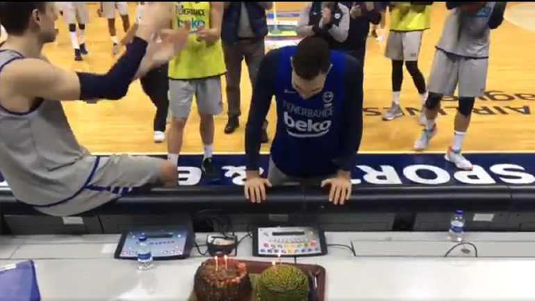 Τούρτα γενεθλίων στο παρκέ για τον Σλούκα