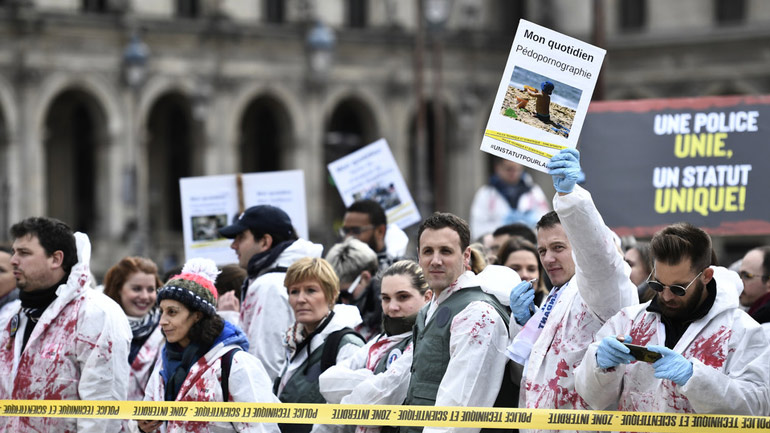 Γαλλία: Αστυνομικοί της υπηρεσίας εγκληματολογικών ερευνών διαδήλωσαν στο Παρίσι