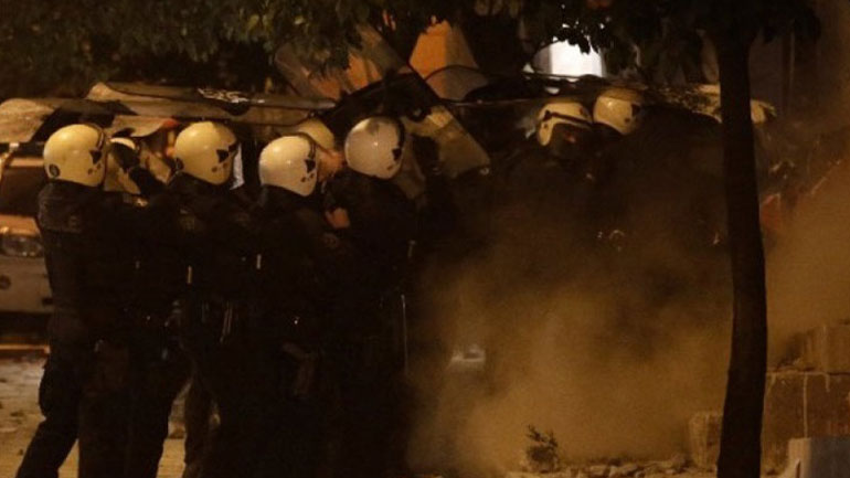 Στην Εισαγγελία Αθηνών η αναφορά των αστυνομικών για τα επεισόδια στο Κουκάκι