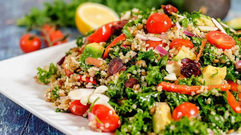 Super θρεπτική σαλάτα με κινόα και αυγό