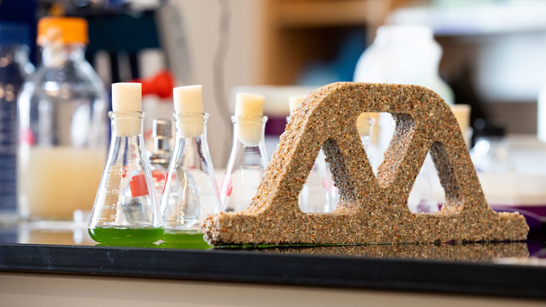 Ερευνητές δημιούργησαν «ζωντανό μπετόν» από βακτήρια και άμμο που …γεννάει νέα τούβλα