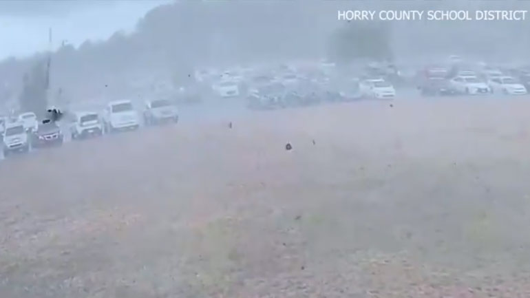 Συγκλονιστικό: Ανεμοστρόβιλος σηκώνει αυτοκίνητα στον αέρα