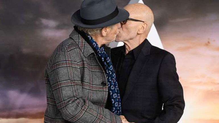 Ο Sir Ian McKellen και ο Sir Patrick Stewart φιλήθηκαν στο στόμα στο κόκκινο χαλί