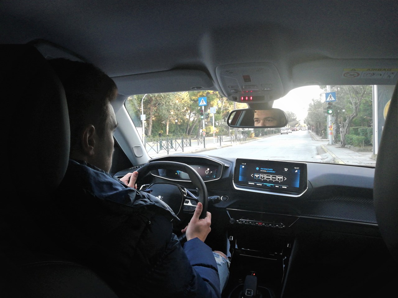 Ρυθμίζεις θέση οδήγησης και τιμόνι και είσαι έτοιμος για ατελείωτες βόλτες