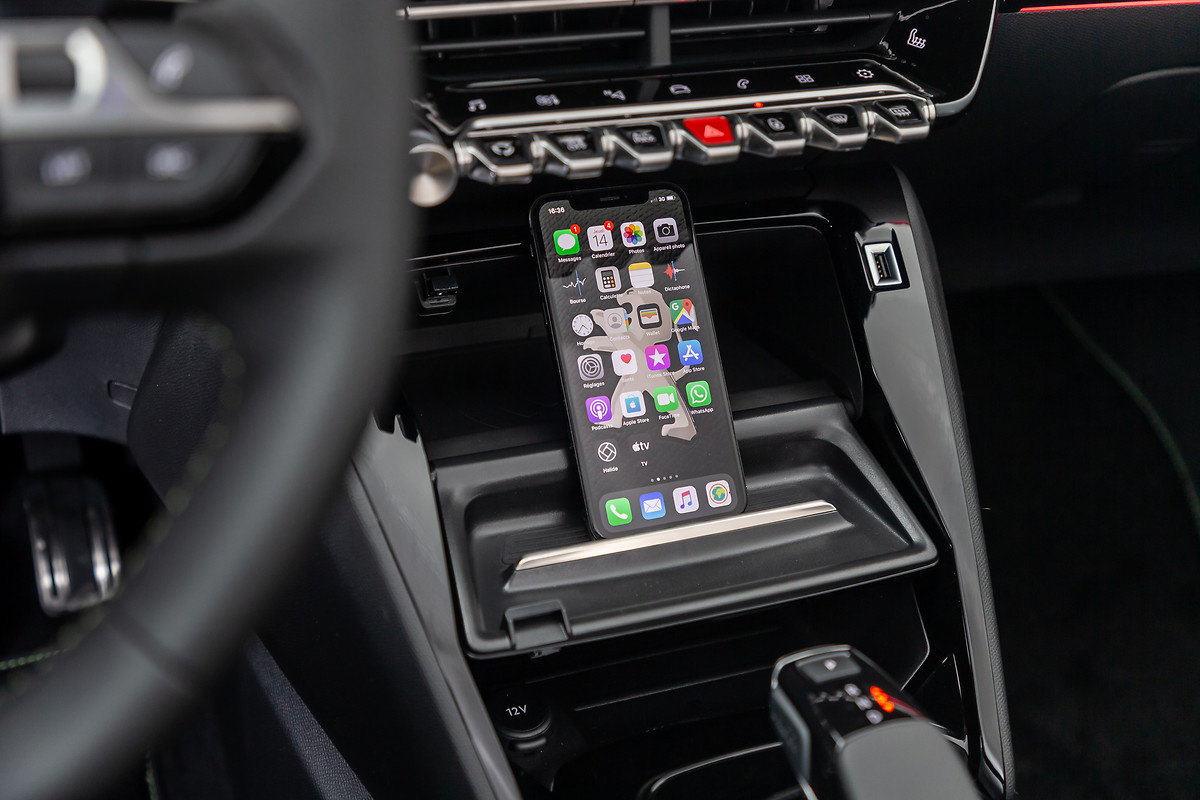 Η διπλή έξυπνη θήκη για αντικείμενα και την τοποθέτηση του κινητού τηλεφώνου κάνει τη διαφορά σε επίπεδο πρακτικότητας 