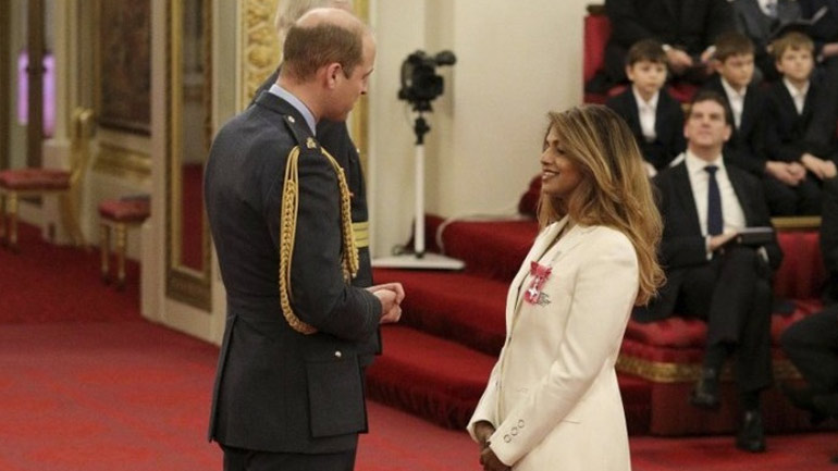 Ο πρίγκιπας Ουίλιαμ απένειμε παράσημο του Τάγματος της Βρετανικής Αυτοκρατορίας στη M.I.A.