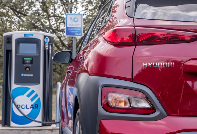 Το Kona θα μπαίνει και στην πρίζα...