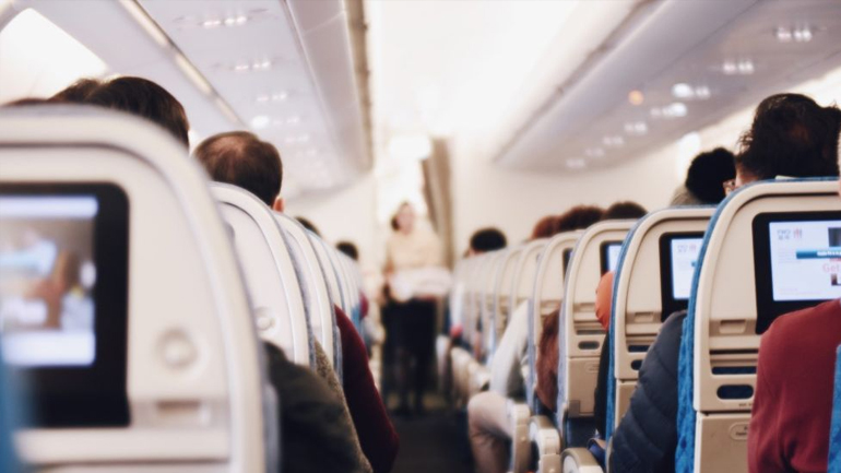 Χειροπέδες σε ελληνικής καταγωγής επιβάτη που κάπνιζε σε πτήση