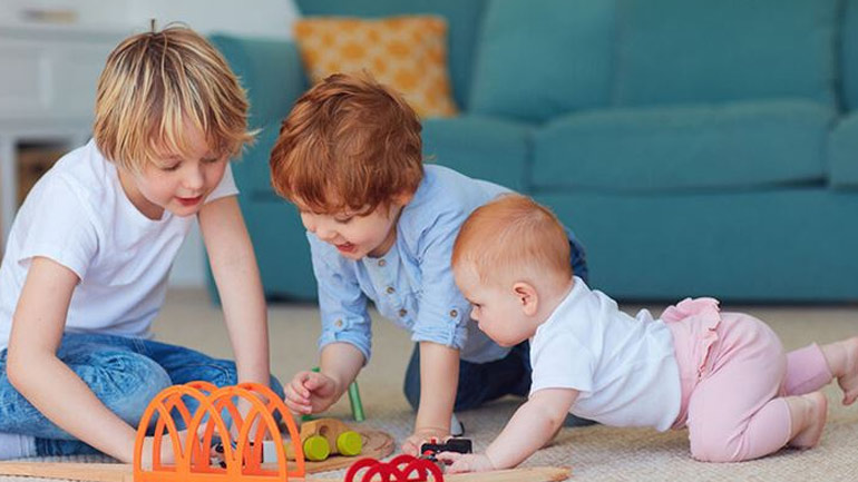 Γιατί τα παιδιά με μεγαλύτερο αδελφό αργούν να μιλήσουν;