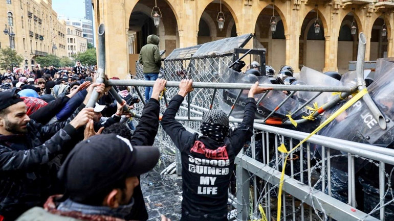 Λίβανος: Περισσότεροι από 220 τραυματίες σε συγκρούσεις μεταξύ διαδηλωτών και αστυνομίας