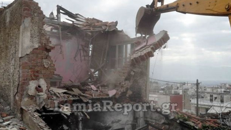 Λαμία: Κατεδαφίζονται ετοιμόρροπα κτίσματα που είχαν γίνει στέκια τοξικομανών