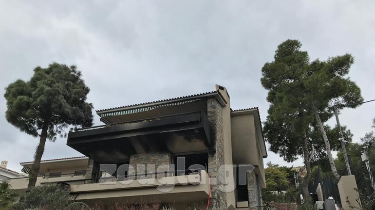 Στις φλόγες παραδοσιακό πέτρινο σπίτι στη Βουλιαγμένη