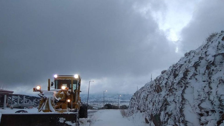 Τέσσερα μέτρα χιόνι στο Οροπέδιο Λασιθίου – Προβλήματα στις τηλεπικοινωνίες