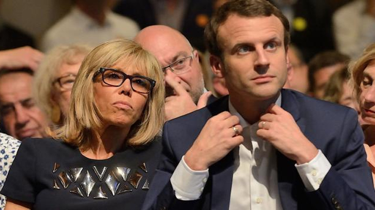 Σκηνές χάους στη Γαλλία: Φυγαδεύτηκαν ο Μακρόν και η Μπριζίτ από διαδηλωτές σε θέατρο