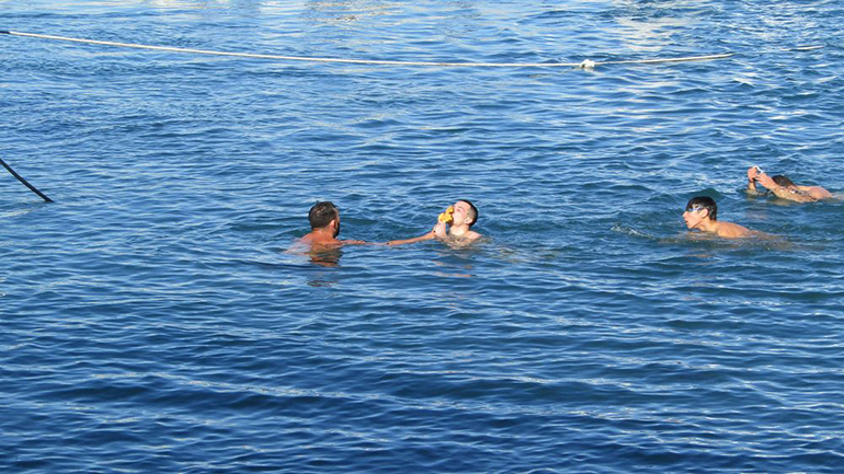 Οι παλαιοημερολογίτες τέλεσαν τον αγιασμό των υδάτων στον Πειραιά