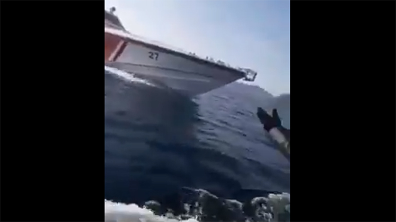 Βίντεο σοκ: Η τουρκική Ακτοφυλακή προσπαθεί να βυθίσει βάρκα με πρόσφυγες