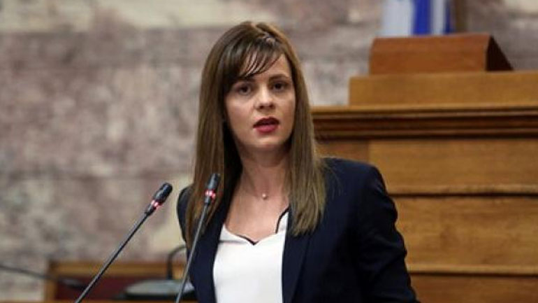 Αχτσιόγλου: «Χειρουργικά χτυπήματα στους εργαζόμενους και επιβάρυνση των ελεύθερων επαγγελματιών από τη ΝΔ»