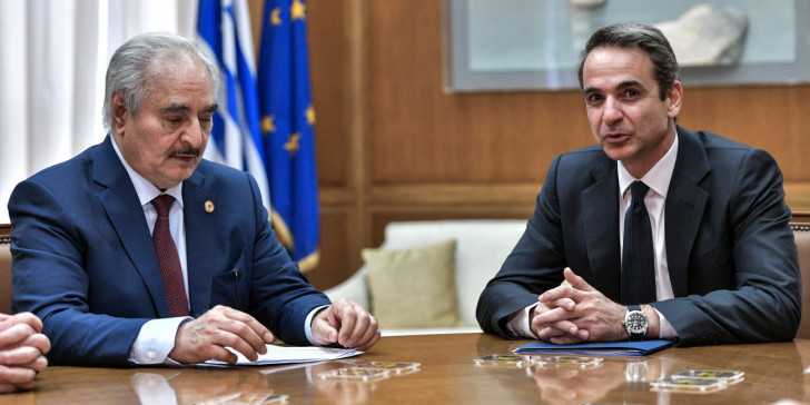 Ο Κυριάκος Μητσοτάκης κατά τις συνομιλίες που είχε με τον Χαφτάρ στο γραφείο του στη Βουλή