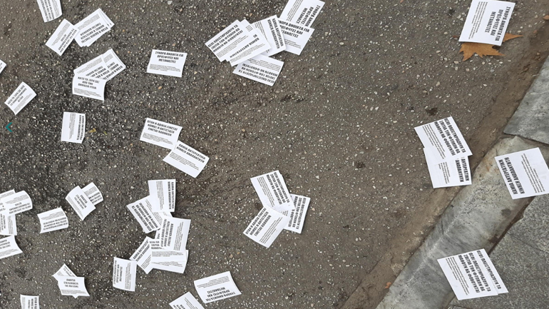 Παρεμβάσεις Ρουβίκωνα σε Διονυσίου Αρεοπαγίτου και Jumbo: Πέταξαν μπογιές και τρικάκια