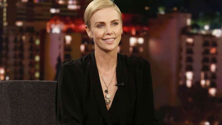 H Charlize Theron περιγράφει on camera το χειρότερο ραντεβού της ζωής της