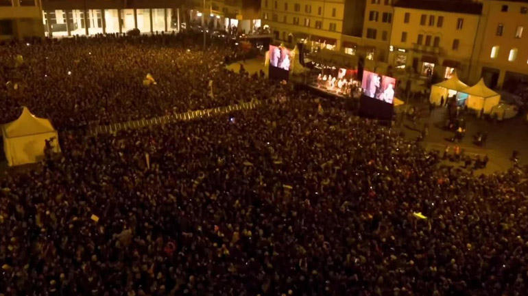 Ιταλία: Σαράντα χιλιάδες μέλη του «Κινήματος της Σαρδέλας» κατέκλυσαν την κεντρική πλατεία στην Μπολόνια